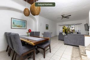 - une salle à manger avec une table, des chaises et un canapé dans l'établissement Cozy 3BR House - Front of Marina - Pool, à Puerto Vallarta