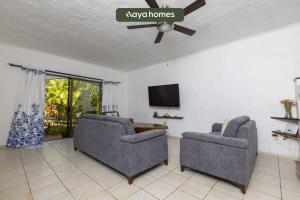- un salon avec deux chaises et un ventilateur de plafond dans l'établissement Cozy 3BR House - Front of Marina - Pool, à Puerto Vallarta