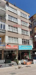 un edificio alto con tiendas delante en Şirinevler Guest house, en Estambul