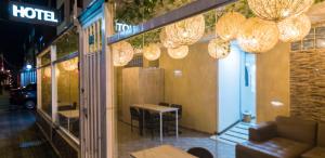 ボゴタにあるHotel Casa Botero 201のテーブルと椅子、照明付きのレストラン