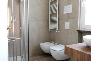 un bagno con wc, lavandino e doccia di Maison N&M a Desenzano del Garda Altre 14 foto