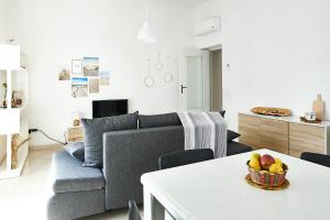 A seating area at Heidi's Apartment