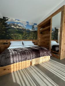 Schlafzimmer mit einem großen Bett und Bergblick in der Unterkunft Origini Holidays in Sedico