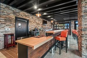 A seating area at Cobblestone Hotel & Suites - Cullman