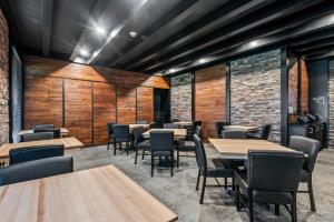 un restaurant avec des murs en bois, des tables et des chaises dans l'établissement Cobblestone Hotel & Suites - Cullman, à Cullman