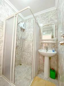 ein Bad mit einer Dusche und einem Waschbecken in der Unterkunft Kaan Apart (Ortaca/Dalyan Merkezde) 2+1, 70m2 in Ortaca