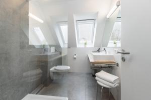 uma casa de banho com um WC e um lavatório em W4 - Gästehaus Christian-Westphal-Str 60 - FERIENDOMIZIL HOLLICH em Grömitz