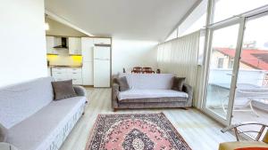 ein Wohnzimmer mit 2 Sofas und einem Teppich in der Unterkunft Kaan Apart (Ortaca/Dalyan Merkezde) 2+1, 70m2 in Ortaca