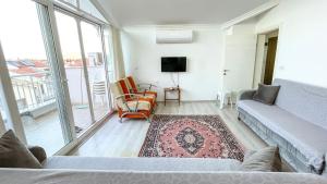 ein Wohnzimmer mit einem Sofa und einem TV in der Unterkunft Kaan Apart (Ortaca/Dalyan Merkezde) 2+1, 70m2 in Ortaca