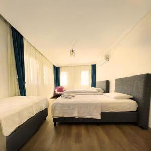 una habitación de hotel con 2 camas en una habitación en Gülhan City Otel, en Datça