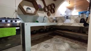 a kitchen with a sink and a stove at susurros del río in Pijao