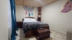 a bedroom with a bed in a room at susurros del río in Pijao