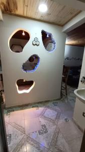 a bathroom with a face on the wall at susurros del río in Pijao