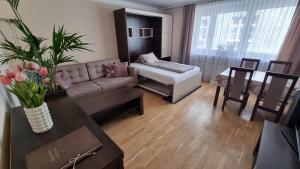 - un salon avec un canapé et une table dans l'établissement Apartment Katamaran, à Cracovie