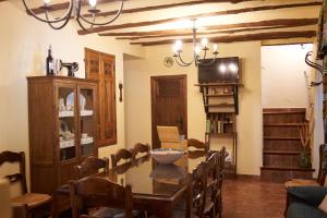 comedor con mesa y sillas en Cortijo Rural Cristo de Chircales, en Valdepeñas de Jaén