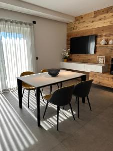 TV a/nebo společenská místnost v ubytování Origini Holidays