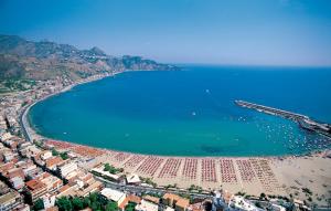 uma vista aérea de uma praia e do oceano em I mori di Sicilia em Giardini Naxos