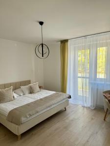 Un dormitorio con una cama grande y una ventana en Apartment ZOi, en Šamorín