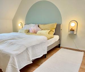1 dormitorio con 1 cama con arco encima en FamilienTraum-Küche-WaschTrockner-PlayStation-NETFLIX-WIFI en Leipzig