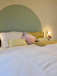 Una cama o camas en una habitación de FamilienTraum-Küche-WaschTrockner-PlayStation-NETFLIX-WIFI 34 fotos más