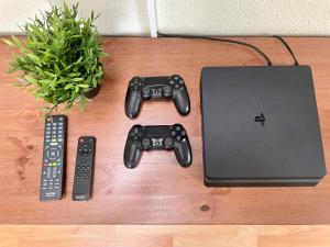 a table with two video game controllers and a laptop at FamilienTraum-Küche-WaschTrockner-PlayStation-NETFLIX-WIFI in Leipzig