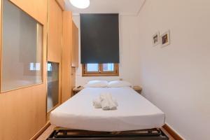 a bedroom with a bed with two towels on it at Refugio Azkue Encanto y Comodidad in Bilbao