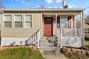 una casa con puerta roja y porche en Tilahun Residencial Care, en Rockville