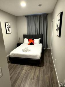 Ένα ή περισσότερα κρεβάτια σε δωμάτιο στο Private Luxury Suite Near West Edmonton Mall