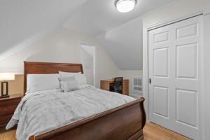 1 dormitorio con cama y puerta blanca en Tilahun Residencial Care, en Rockville