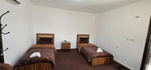 2 camas en una habitación con 2 espejos en Blue Bird House, en Wadi Musa