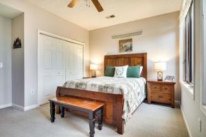 Schlafzimmer mit einem Bett, einem Tisch und einem Fenster in der Unterkunft Secluded Sevierville Condo with Hot Tub and Mtn Views! in Sevierville