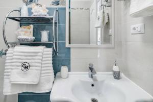 łazienka z białą umywalką i ręcznikami w obiekcie Bluestar close to the Bacvice beach w Splicie