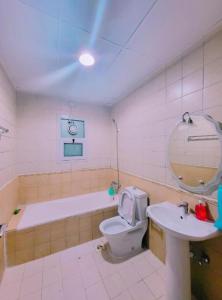 Ramble stay Hostel Bur Dubai في دبي: حمام مع حوض ومرحاض ومغسلة