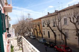 una vista da un balcone di una strada con auto parcheggiate di Via Gattini Suite a Matera