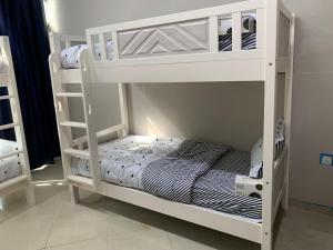 Ramble stay Hostel Bur Dubai في دبي: سريرين بطابقين في غرفة
