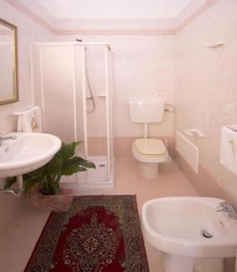 y baño con lavabo, aseo y ducha. en B&B Vigna La Corte, en Alessano