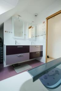 La salle de bains est pourvue d'un lavabo et d'un miroir. dans l'établissement New,maison familiale, 15min de la mer, WiFi, à Plancoët