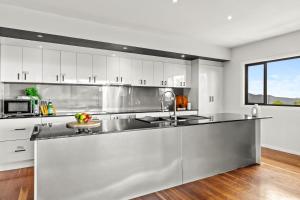 una cocina con una gran encimera de acero inoxidable en Atherton Tablelands -great views & pet friendly en Tolga