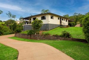 uma casa numa colina com uma entrada em Atherton Tablelands - great views, acreage & pet friendly em Tolga