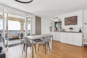 eine Küche und ein Esszimmer mit einem Tisch und Stühlen in der Unterkunft Puteaux - avenue des Bergères in Puteaux