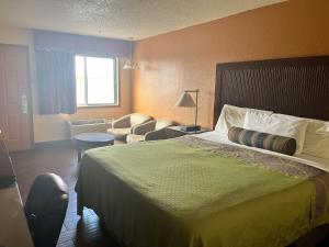 Motel 6 Deming, NM客房内的一张或多张床位