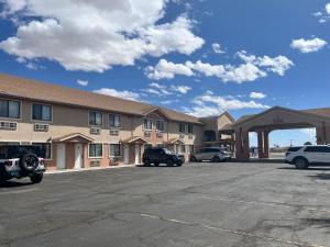 un grand parking en face d'un hôtel dans l'établissement Motel 6 Deming, NM, à Deming