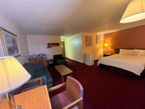 Motel 6 Deming, NM客房内的一张或多张床位