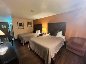 Motel 6 Deming, NM客房内的一张或多张床位