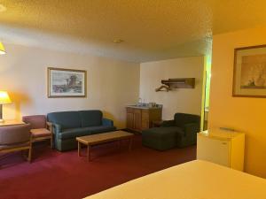 Motel 6 Deming, NM的休息区