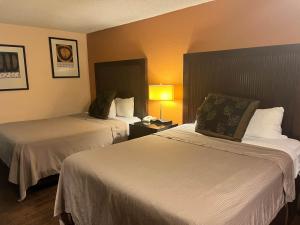 Motel 6 Deming, NM客房内的一张或多张床位