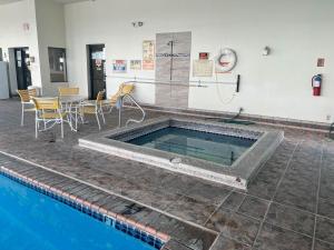 Motel 6 Deming, NM内部或周边的泳池