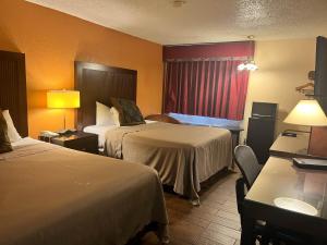 Motel 6 Deming, NM客房内的一张或多张床位