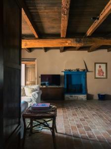 - un salon avec un canapé et une cheminée dans l'établissement B&B Cascina Mattarelle, à Monzambano