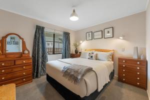 Ένα ή περισσότερα κρεβάτια σε δωμάτιο στο The Yellow Cottage - Turangi Holiday Home